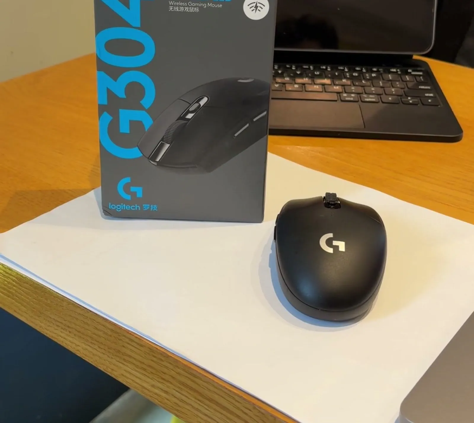 G304 박스와 마우스 본체를 나란히 놓은 모습, 박스에 LIGHTSPEED 표기