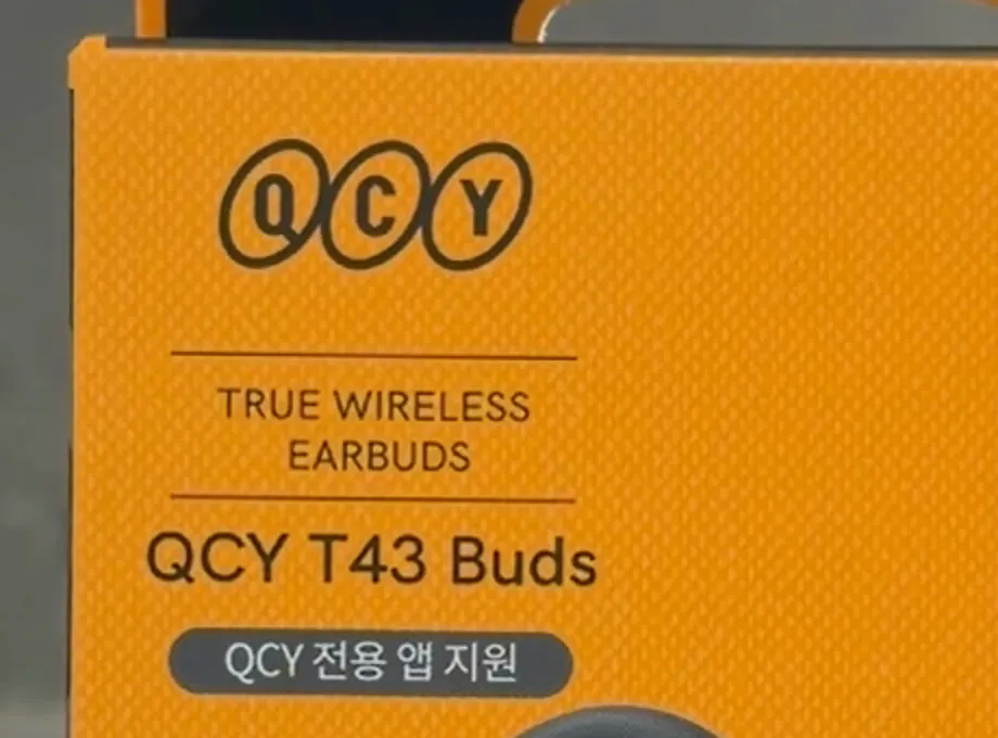 QCY T43 박스 앞면 상단, 카테고리 줄에 TRUE WIRELESS EARBUDS라고 적혀 있다