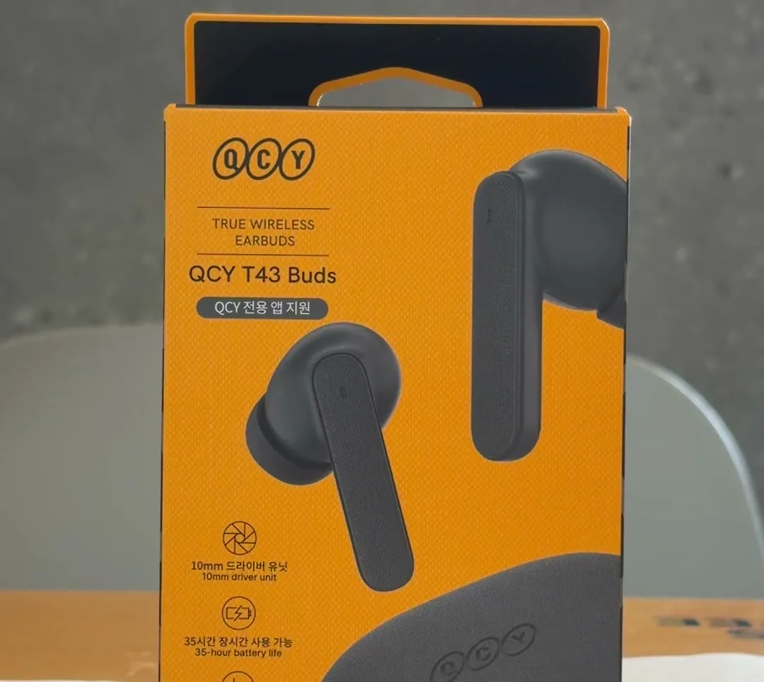 QCY T43 Buds 패키지 정면, 오렌지색 박스에 10mm 드라이버 유닛·35시간 장시간 사용·9종 EQ 표기