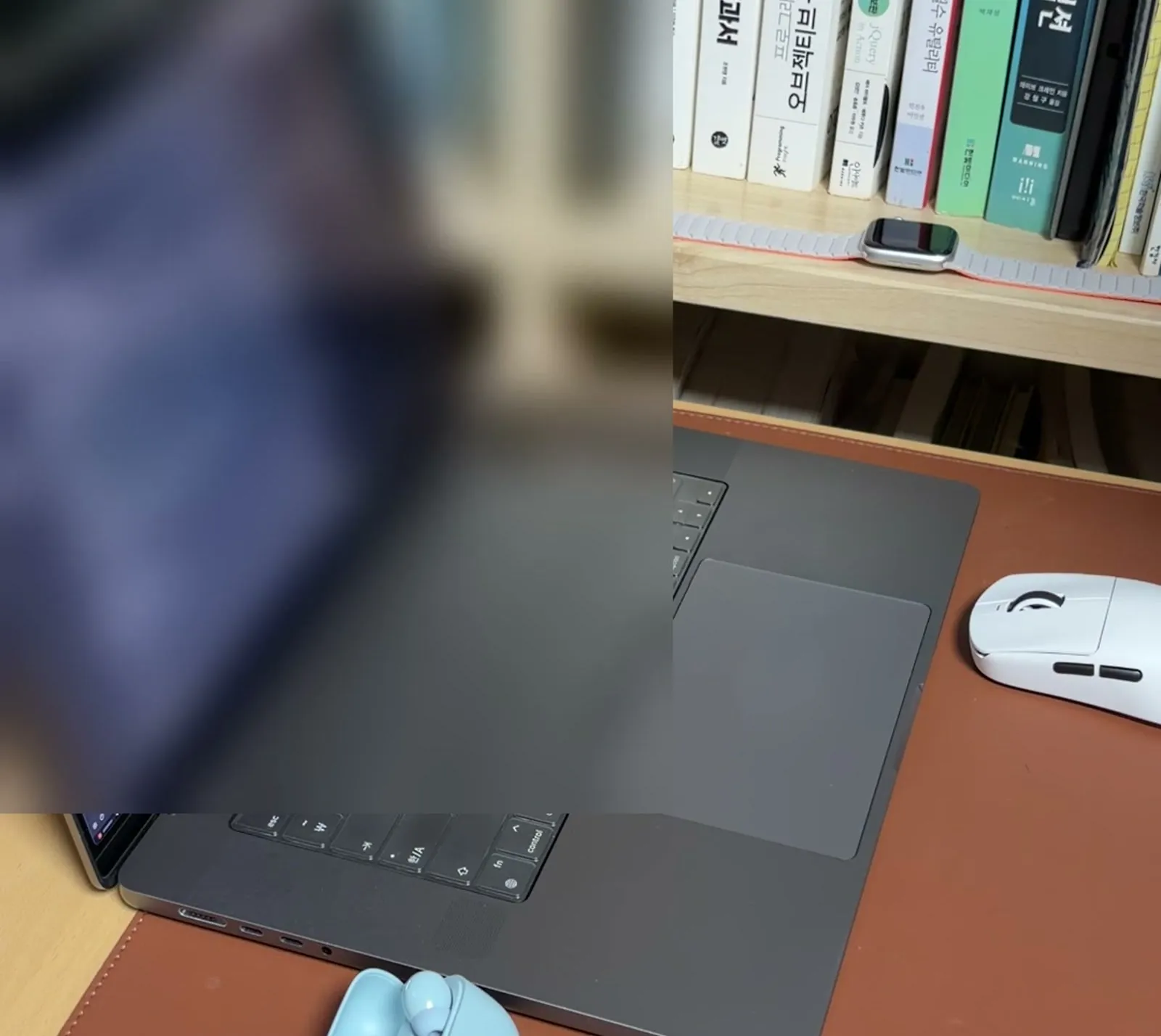 노트북 옆에 놓인 케이스